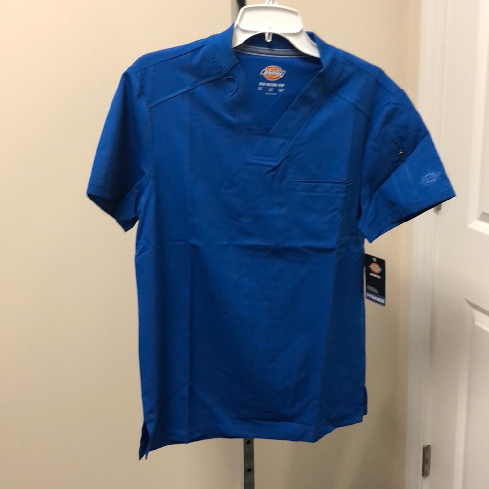 Mens Dickies Dynamix scrub top. Color royal. NWT. Multiple sizes available.